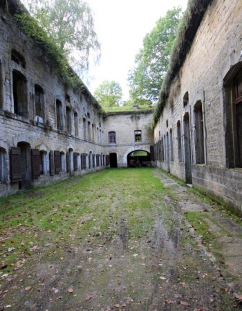 La cour du fort du Roulon